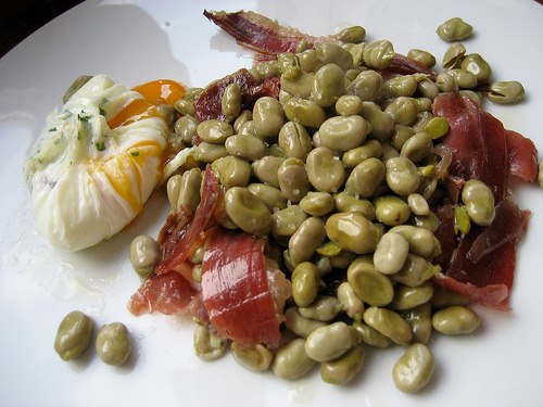 Habas con Jamón y Huevos Rotos